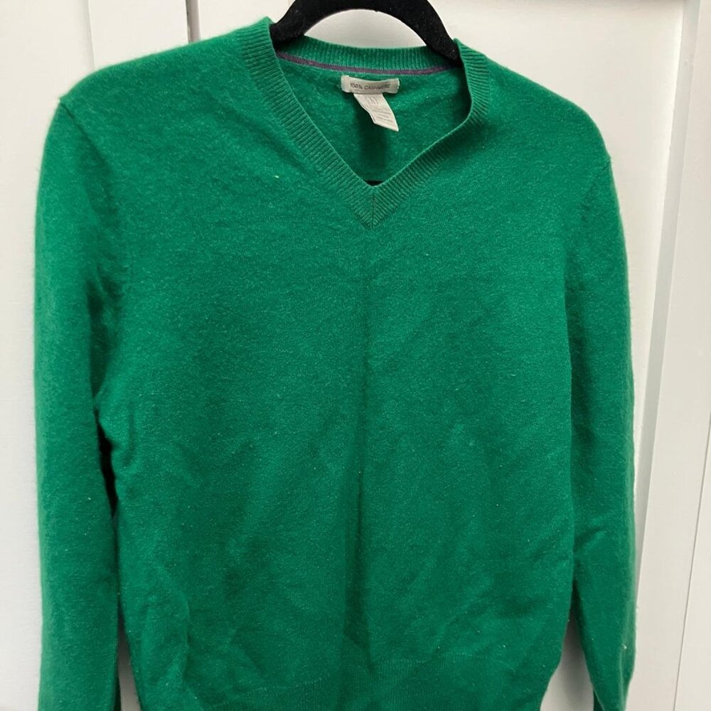 Green cashmere v-neck sweater